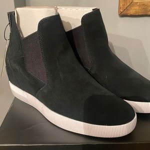 Women’s black Sorel “Out N About” slip on wedge. Size 9